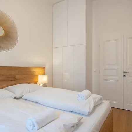 Stylish With Terrace Near Kampa By Easybnb Appartement
